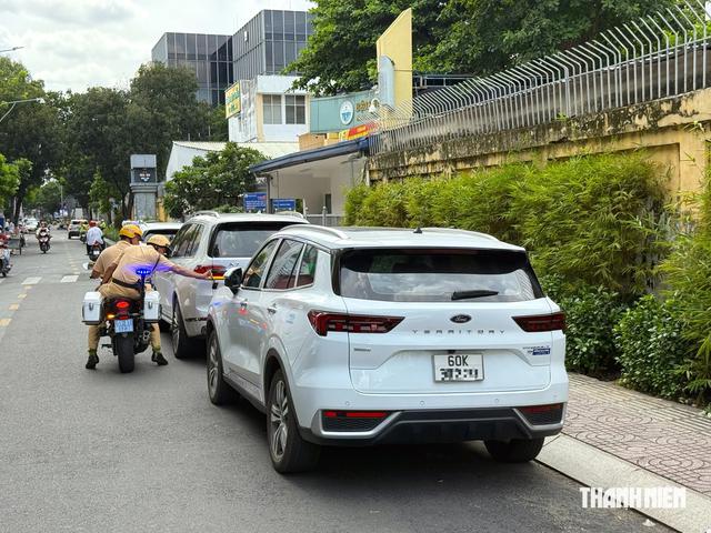 C&ugrave;ng lỗi đỗ xe, v&igrave; sao người bị phạt 500.000 đồng, người 1 triệu? - Ảnh 2.