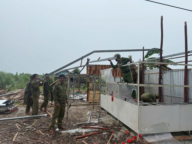 C&agrave; Mau: Gi&ocirc;ng lốc k&eacute;o sập nhiều nh&agrave; d&acirc;n, 1 thai phụ phải nhập viện cấp cứu- Ảnh 2.