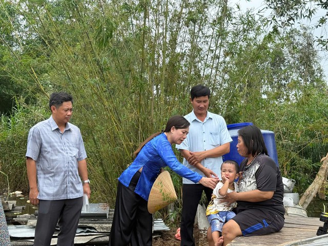 C&agrave; Mau: Gi&ocirc;ng lốc k&eacute;o sập nhiều nh&agrave; d&acirc;n, 1 thai phụ phải nhập viện cấp cứu- Ảnh 1.