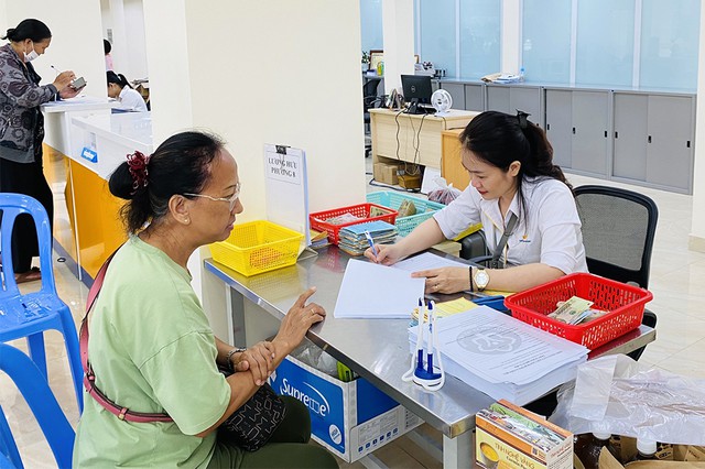 Đề xuất lộ tr&igrave;nh giảm độ tuổi hưởng trợ cấp hưu tr&iacute; x&atilde; hội xuống 70 - Ảnh 1.