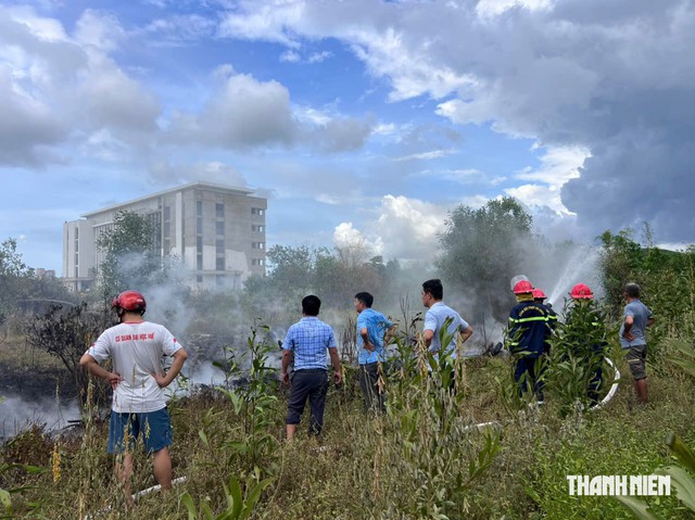 Kịp thời dập tắt đám cháy trên khu đất thuộc Đại học Huế - Ảnh 2.