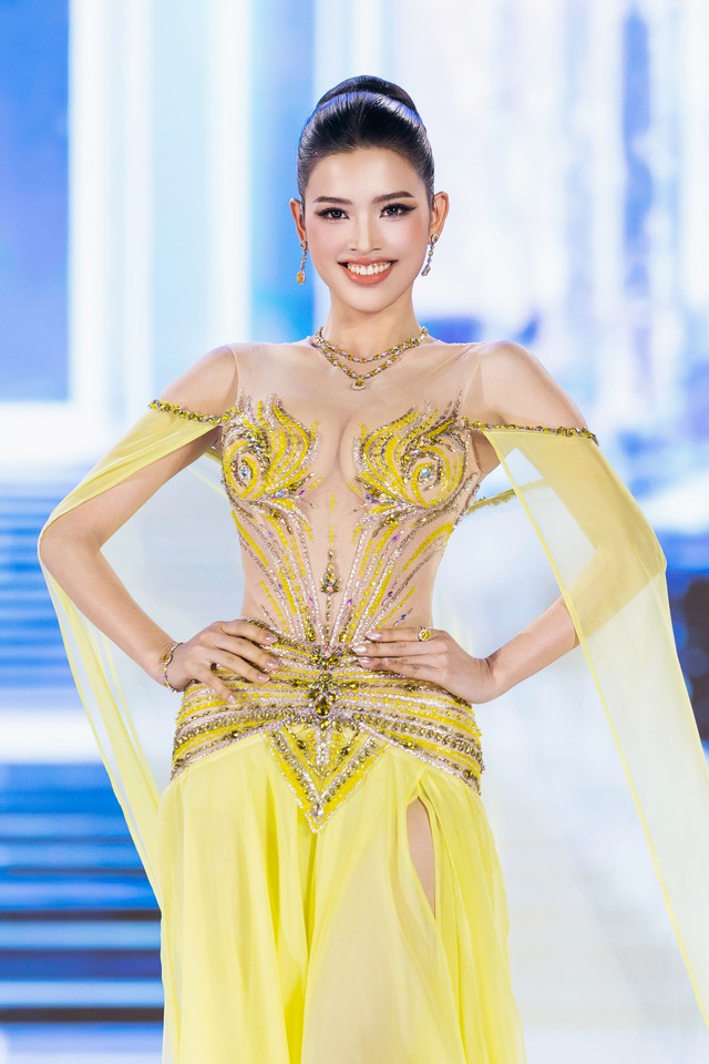 Th&iacute; sinh Miss Grand Vietnam quấn trăn l&ecirc;n s&acirc;n khấu g&acirc;y ch&uacute; &yacute; - Ảnh 2.
