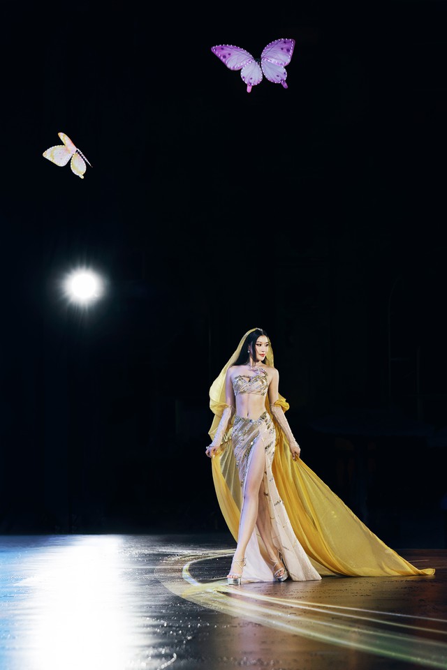 Th&iacute; sinh Miss Grand Vietnam quấn trăn l&ecirc;n s&acirc;n khấu g&acirc;y ch&uacute; &yacute; - Ảnh 1.