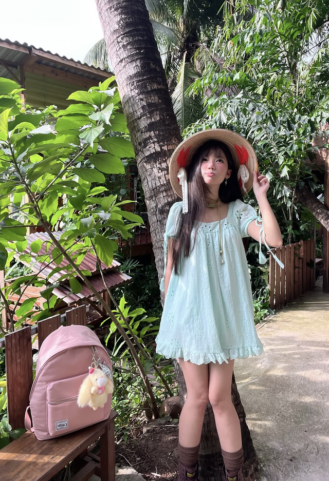 Thắp s&aacute;ng phong c&aacute;ch c&ugrave;ng t&ocirc;ng m&agrave;u xanh ngọc trong trẻo- Ảnh 5.