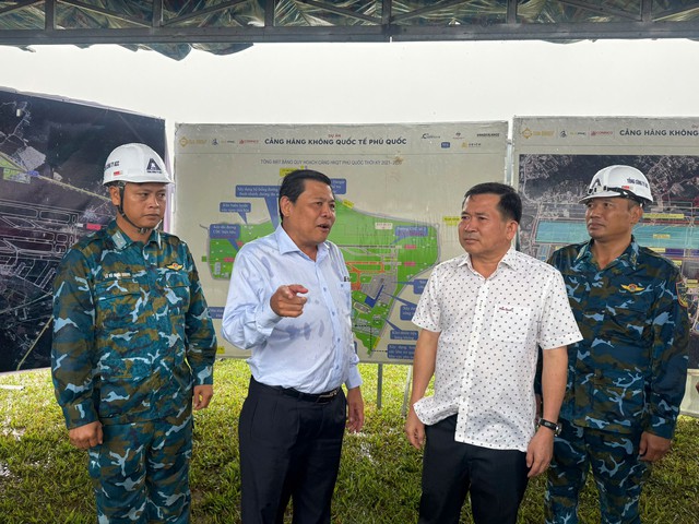 Ông Đinh Văn Nơi tặng quà động viên công nhân thi công sân bay Phú Quốc- Ảnh 2.