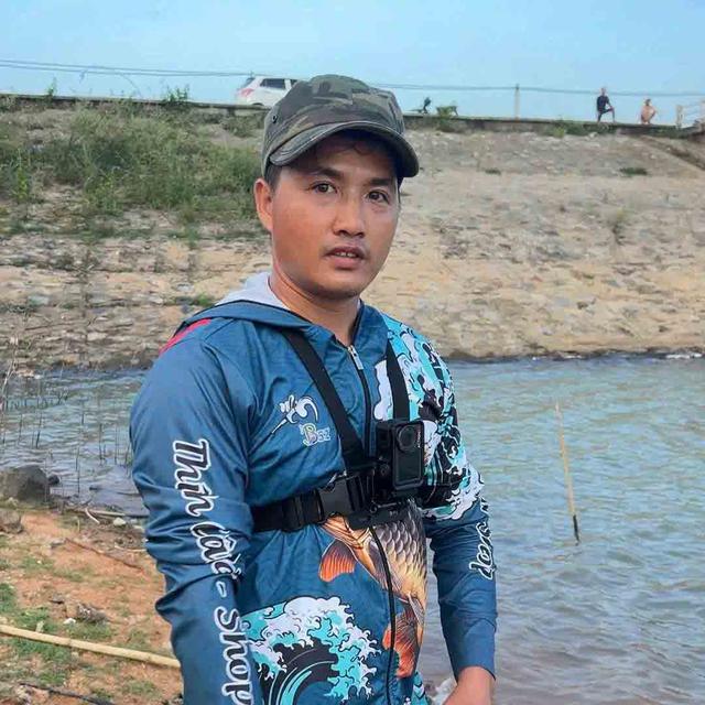 Người đ&agrave;n &ocirc;ng mang c&aacute; đi tặng người lạ - Ảnh 1.