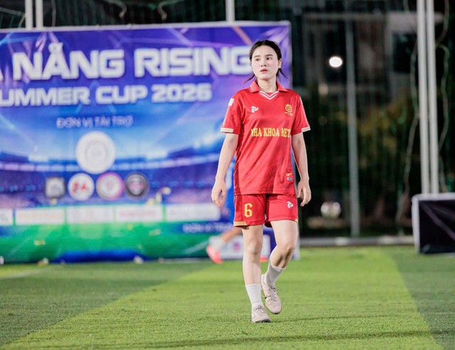 C&ocirc; g&aacute;i được gọi l&agrave; 'hoa kh&ocirc;i b&oacute;ng đ&aacute;' - Ảnh 2.