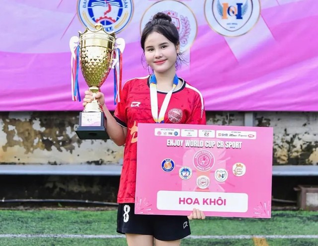 C&ocirc; g&aacute;i được gọi l&agrave; 'hoa kh&ocirc;i b&oacute;ng đ&aacute;' - Ảnh 1.
