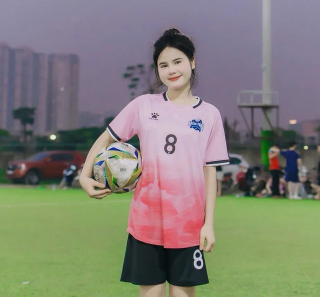 C&ocirc; g&aacute;i được gọi l&agrave; 'hoa kh&ocirc;i b&oacute;ng đ&aacute;' - Ảnh 3.