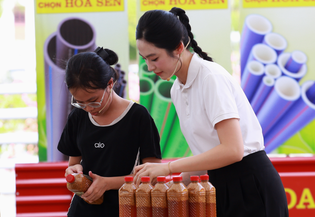 &Aacute; hậu Việt bật kh&oacute;c nức nở, l&agrave;m điều đặc biệt cho c&ocirc; b&eacute; 15 tuổi- Ảnh 2.
