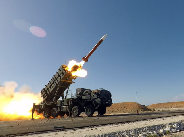 US strikes $58.6 billion Patriot missile deal amid rising stockpile concerns - Ảnh 1.