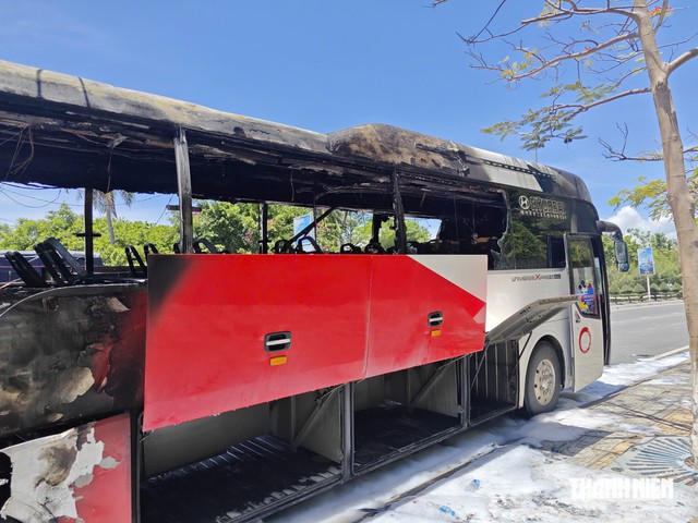 Ch&aacute;y xe kh&aacute;ch ở Nha Trang sau tiếng nổ- Ảnh 3.