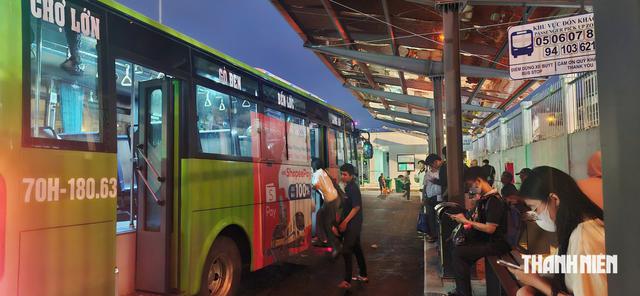 Chấn chỉnh nạn ch&egrave;o k&eacute;o ở bến xe bu&yacute;t Chợ Lớn: Bạn trẻ c&ograve;n mong điều n&agrave;y - Ảnh 3.