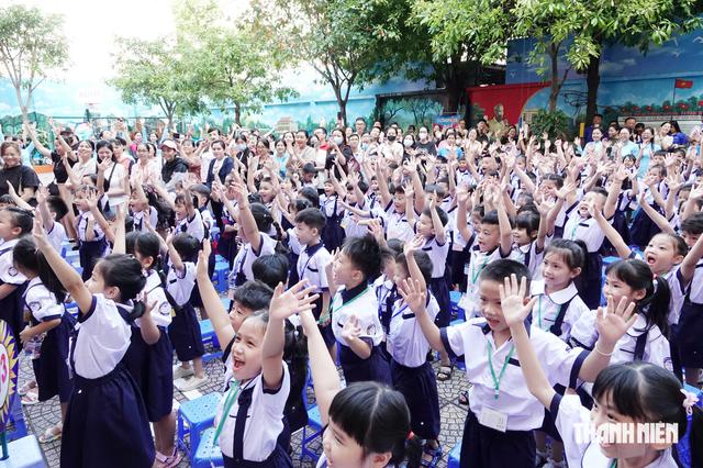 Tranh luận: Đồng phục n&ecirc;n &aacute;o trắng quần sẫm m&agrave;u, hay mỗi trường một kiểu? - Ảnh 4.