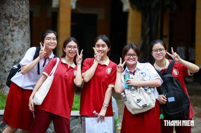 Tranh luận: Đồng phục n&ecirc;n &aacute;o trắng quần sẫm m&agrave;u, hay mỗi trường một kiểu? - Ảnh 3.