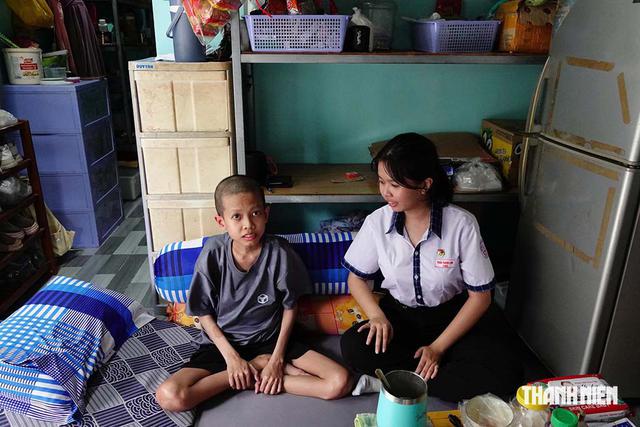 Nữ sinh ngh&egrave;o ch&ocirc;ng ch&ecirc;nh ước mơ v&agrave;o đại học, mong được gi&uacute;p đỡ - Ảnh 2.