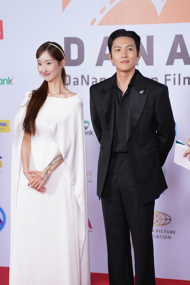 Nữ TikToker sải bước cùng Ji Chang Wook tại DANAFF là ai? - Ảnh 1.