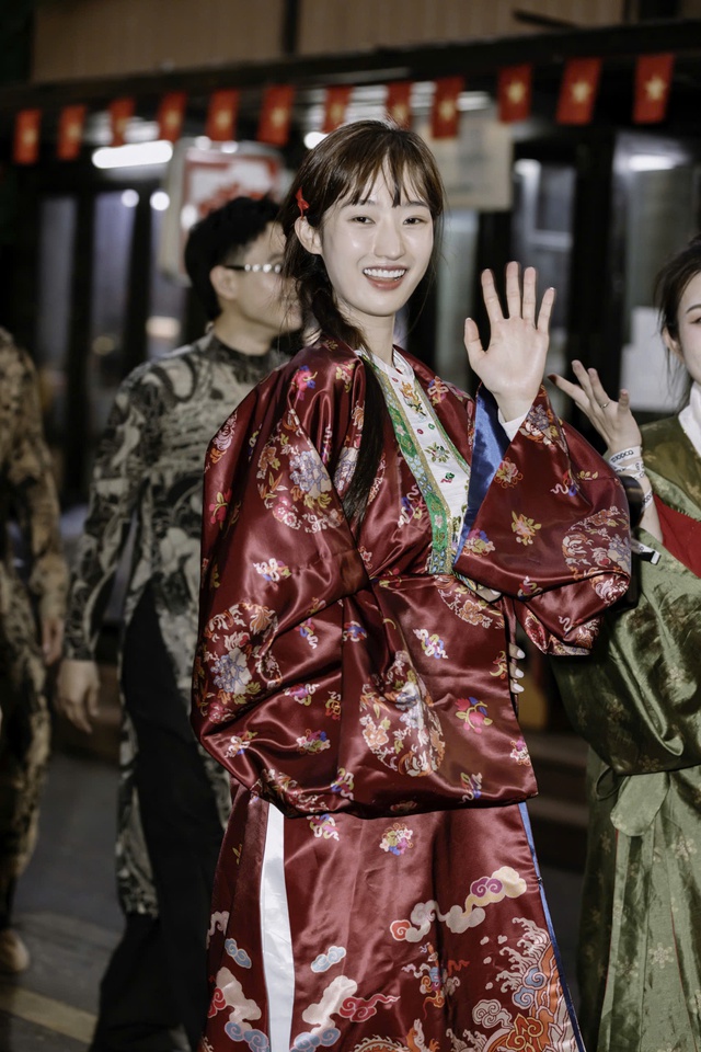 Nữ TikToker sải bước cùng Ji Chang Wook tại DANAFF là ai? - Ảnh 3.