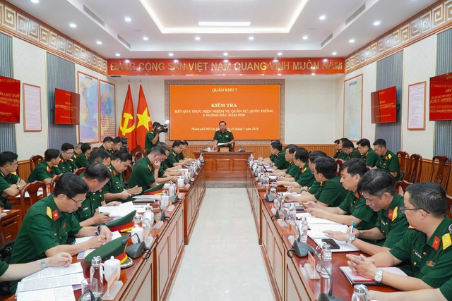 Quân khu 7 kiểm tra nhiệm vụ quân sự, quốc phòng tại Bộ Tư lệnh TP.HCM - Ảnh 1.