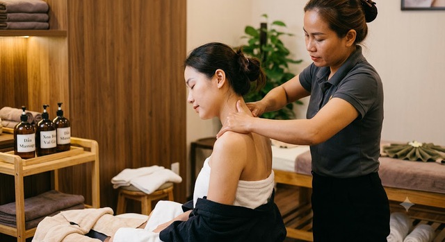 Đau cổ vai gáy: Khi nào có thể xoa bóp tại nhà, khi nào cần đi khám? - Ảnh 1.