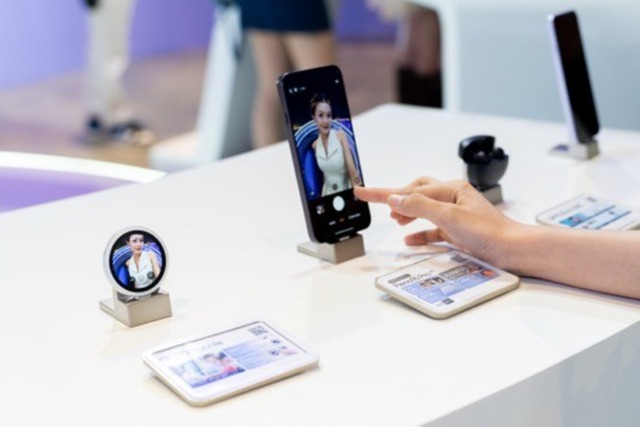 Ca sĩ Orange và Uprise PN ‘đốt cháy’ sân khấu ra mắt Oppo Reno16 5G - Ảnh 2.