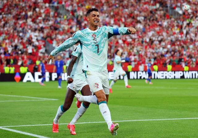 Nóng: Ronaldo lần đầu ghi bàn ở vòng knock-out World Cup rồi bị... thay ra- Ảnh 2.