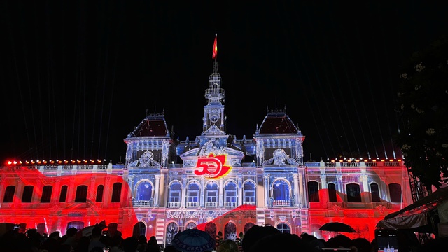 Phương Thanh hát ‘Tái sinh’ trước ‘biển người’ tại chương trình nghệ thuật 3D Mapping - Ảnh 1.