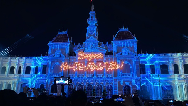 Phương Thanh hát ‘Tái sinh’ trước ‘biển người’ tại chương trình nghệ thuật 3D Mapping - Ảnh 3.