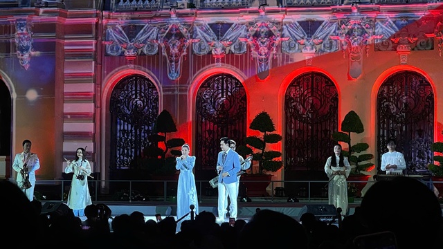 Phương Thanh hát ‘Tái sinh’ trước ‘biển người’ tại chương trình nghệ thuật 3D Mapping - Ảnh 4.