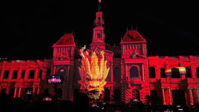 Phương Thanh hát ‘Tái sinh’ trước ‘biển người’ tại chương trình nghệ thuật 3D Mapping - Ảnh 7.
