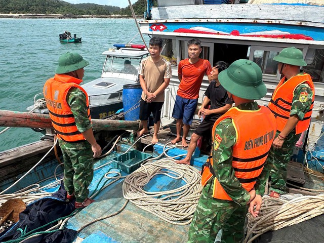 Tàu du lịch tạm dừng hoạt động trên vịnh Hạ Long để tránh bão- Ảnh 2.