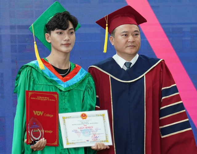 Cử nh&acirc;n loại giỏi ng&agrave;nh truyền th&ocirc;ng trở th&agrave;nh &aacute; khoa ng&agrave;nh diễn vi&ecirc;n - Ảnh 1.