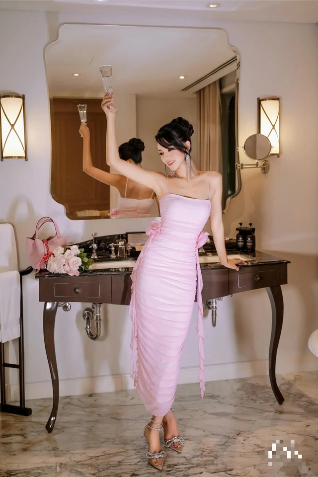 Nâng cấp giao diện quyến rũ nhờ đầm body ôm cực chất- Ảnh 5.