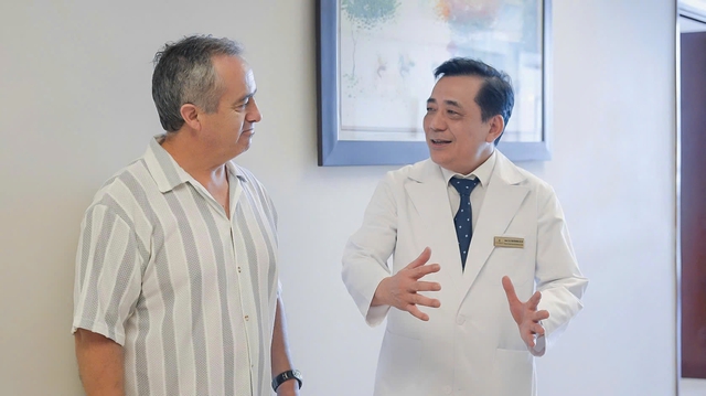 Bác sĩ Việt giỏi chuyên môn và tiếng Anh thu hút người bệnh nước ngoài- Ảnh 1.
