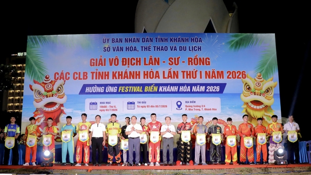 Giải lân sư rồng Khánh Hòa khiến quảng trường Nha Trang chật kín người- Ảnh 1.