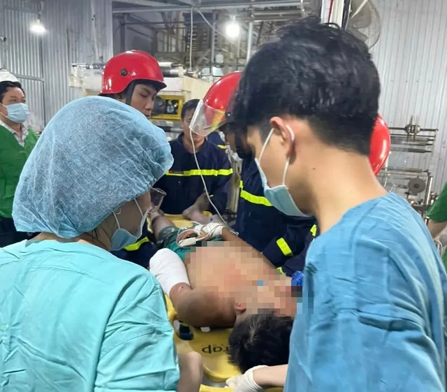 Cưa phần tay bị mắc kẹt để cứu nạn nhân ở Huế khỏi máy cơ khí- Ảnh 1.