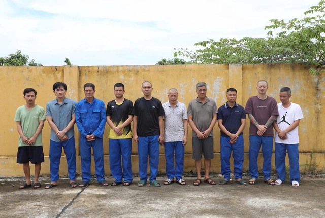 C&ocirc;ng an Hưng Y&ecirc;n bắt khẩn cấp nh&oacute;m người c&aacute; độ b&oacute;ng đ&aacute; gần 11 tỉ đồng/tuần- Ảnh 1.