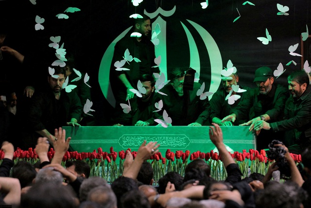 Iran gửi thông điệp đến Mỹ từ lễ tang ông Ali Khamenei - Ảnh 1.