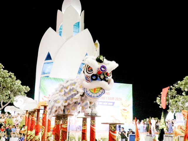 Giải lân sư rồng Khánh Hòa khiến quảng trường Nha Trang chật kín người- Ảnh 3.