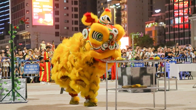 Giải lân sư rồng Khánh Hòa khiến quảng trường Nha Trang chật kín người- Ảnh 2.