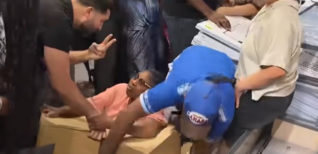 Người Pháp tranh nhau mua máy điều hòa giảm giá trước đợt nắng nóng - Ảnh 4.