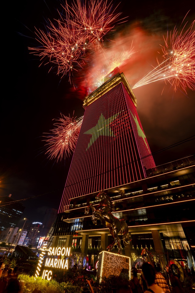 Saigon Marina IFC tự hào tỏa sáng cùng thànhphố, tôn vinh nửa thế kỷ mang tên Bác - Ảnh 3.