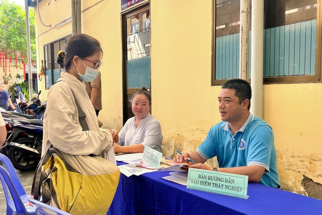 Cầm bằng đại học đi t&igrave;m việc ở TP.HCM: Người lao động đang chịu &aacute;p lực- Ảnh 2.