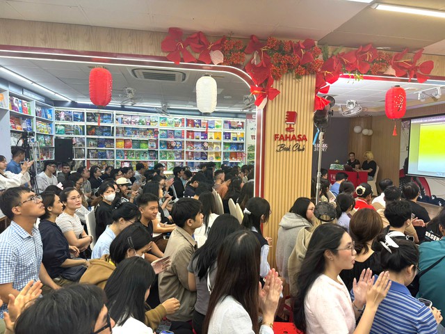Vẽ chợ Bến Thành, mê nước dừa: Chuyến đầu đến Việt Nam của họa sĩ Tokyo Genso- Ảnh 1.