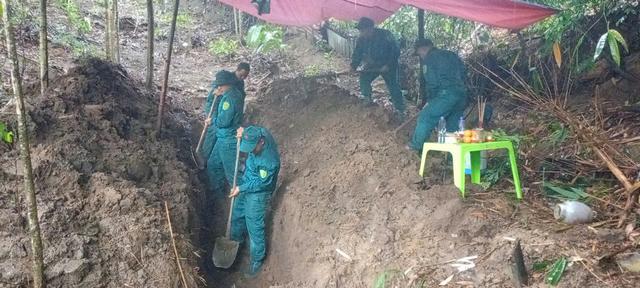 Quảng Ng&atilde;i: Ph&aacute;t hiện một h&agrave;i cốt liệt sĩ k&egrave;m đ&ocirc;i gi&agrave;y vải qu&acirc;n nhu - Ảnh 1.