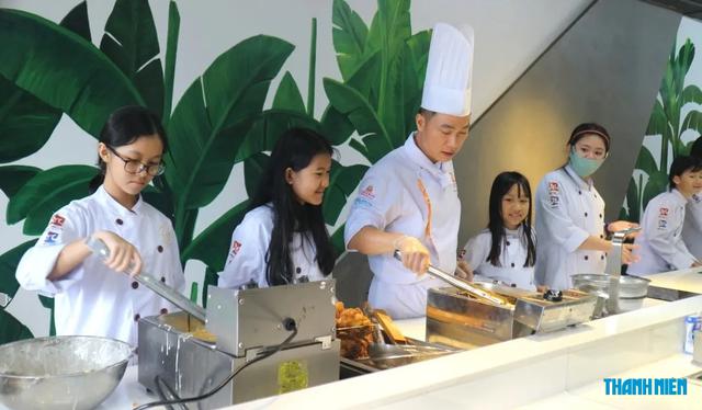 Chi gần 7 triệu đồng cho con học nấu ăn, d&ugrave; đồ ăn giao tận cửa - Ảnh 2.