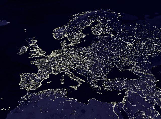 Study reveals halving human population gradually could help Earth - Ảnh 1.