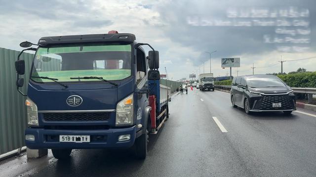 Xe hỏng phải dừng trên cao tốc, tài xế vẫn bị CSGT phạt 13 triệu đồng - Ảnh 1.