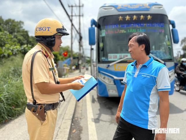 CSGT TP.HCM siết kiểm tra xe giường nằm: Những lỗi bị xử l&yacute; nghi&ecirc;m - Ảnh 2.