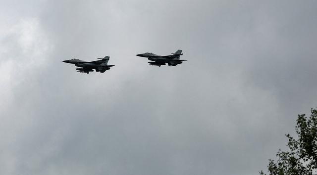 Chiến đấu cơ F-16 của Ukraine trong l&uacute;c ngăn chặn mục ti&ecirc;u Nga - Ảnh 1.